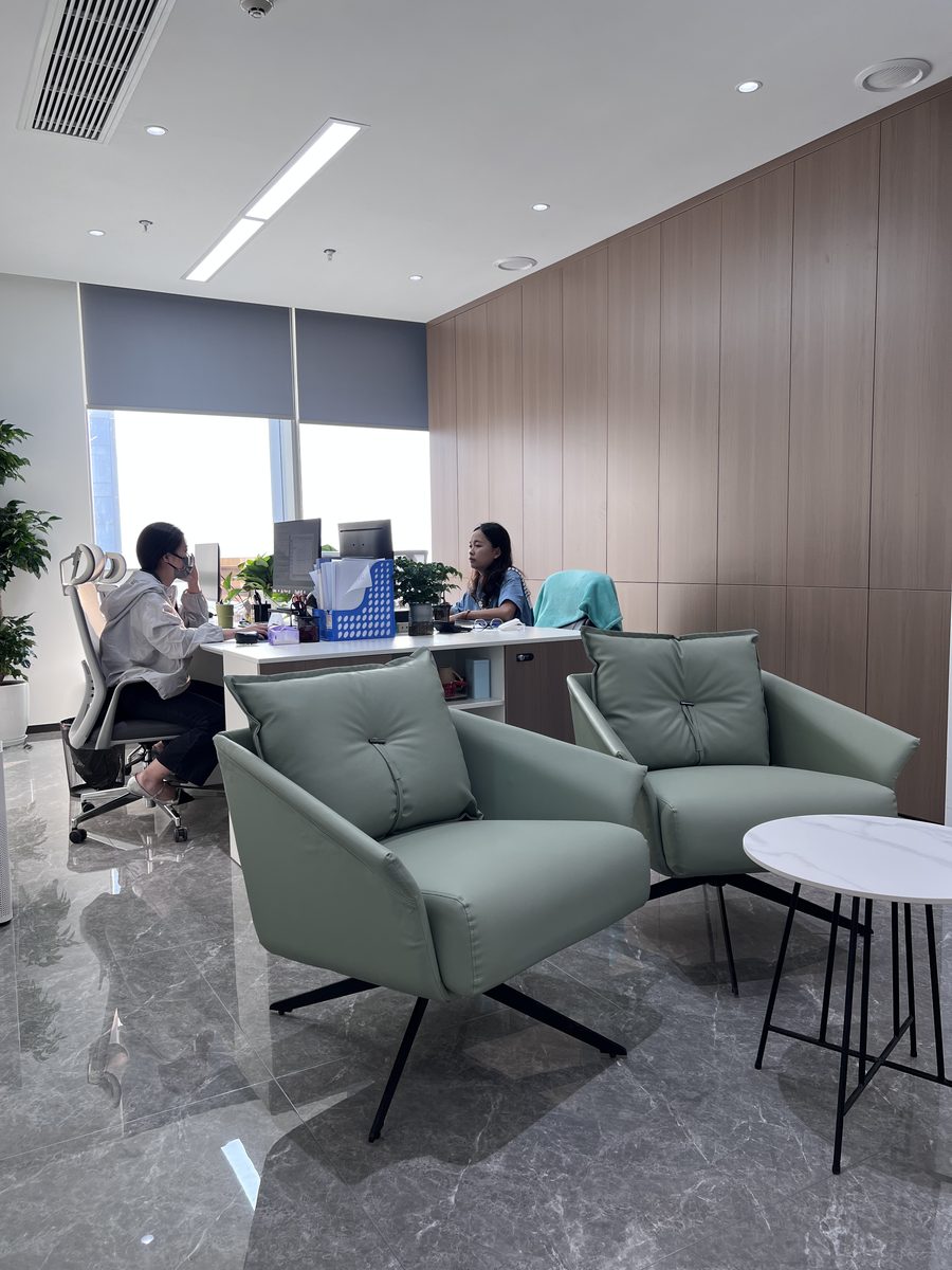 休闲区:绿色弧形沙发组合