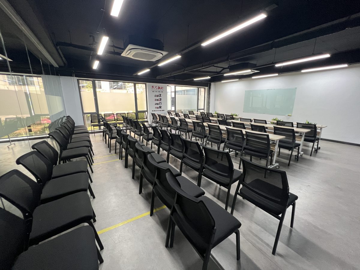培训室：40 余座培训椅