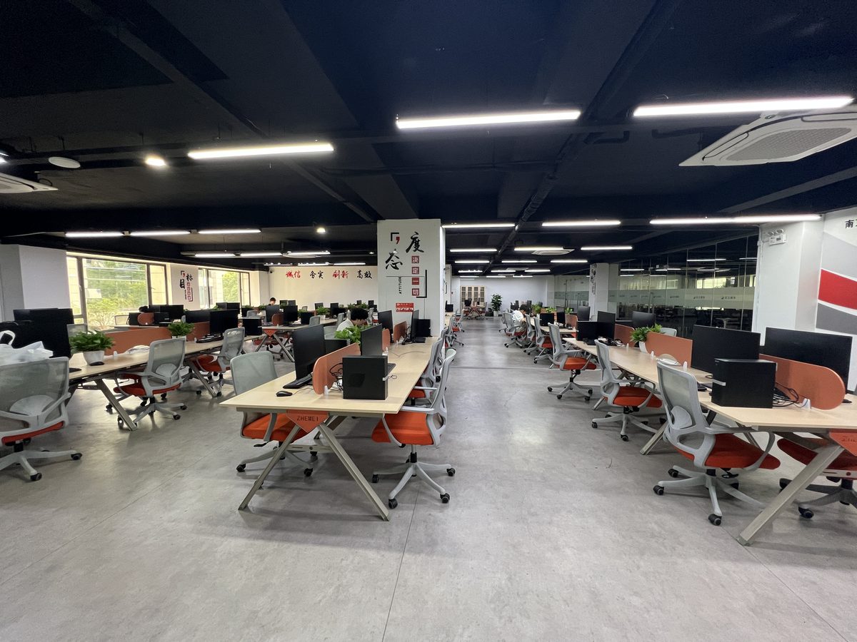 工区全景：橙色椅跳色