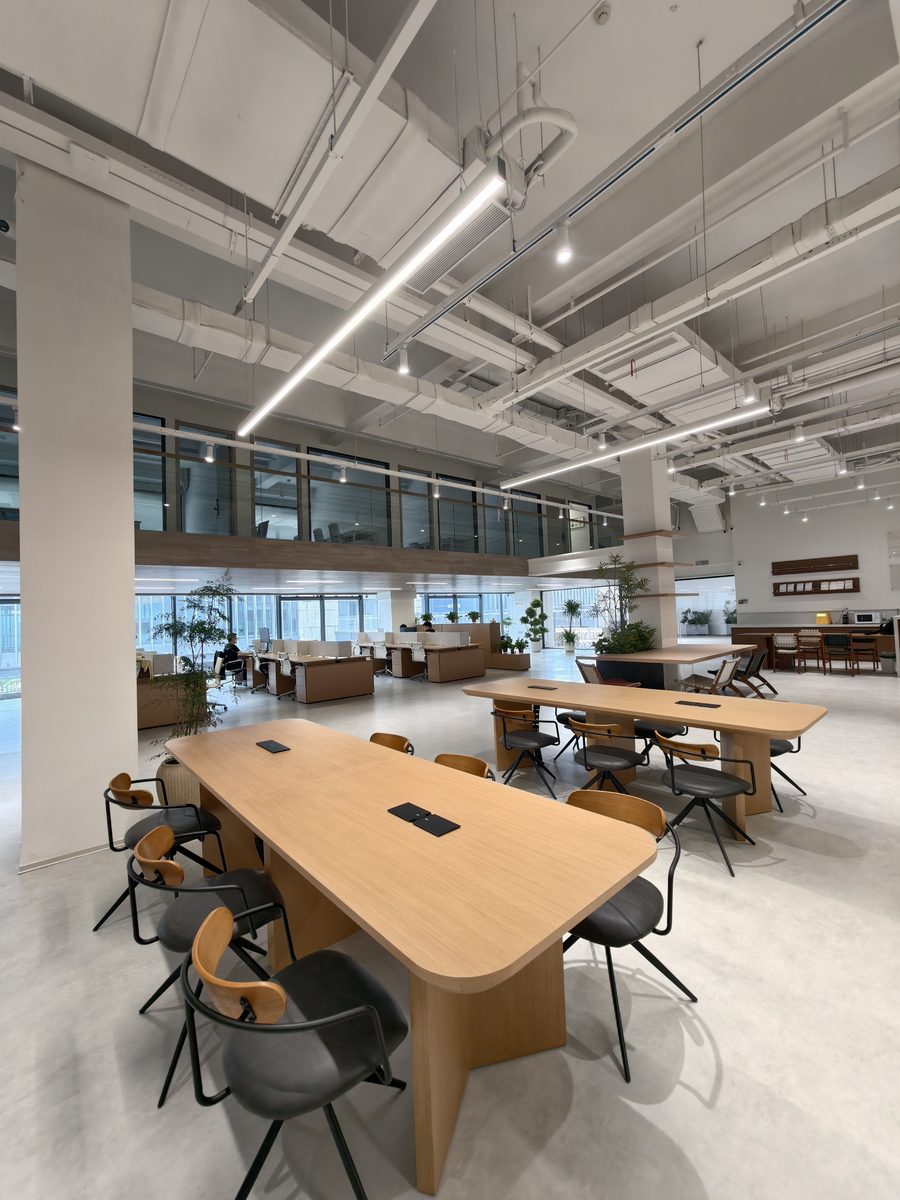 共享长桌办公区全景