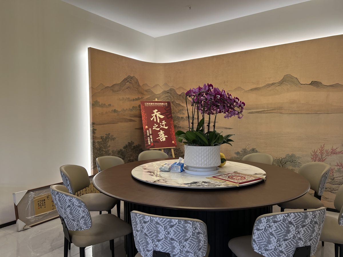 圆桌茶室:圈椅围坐配山水壁画