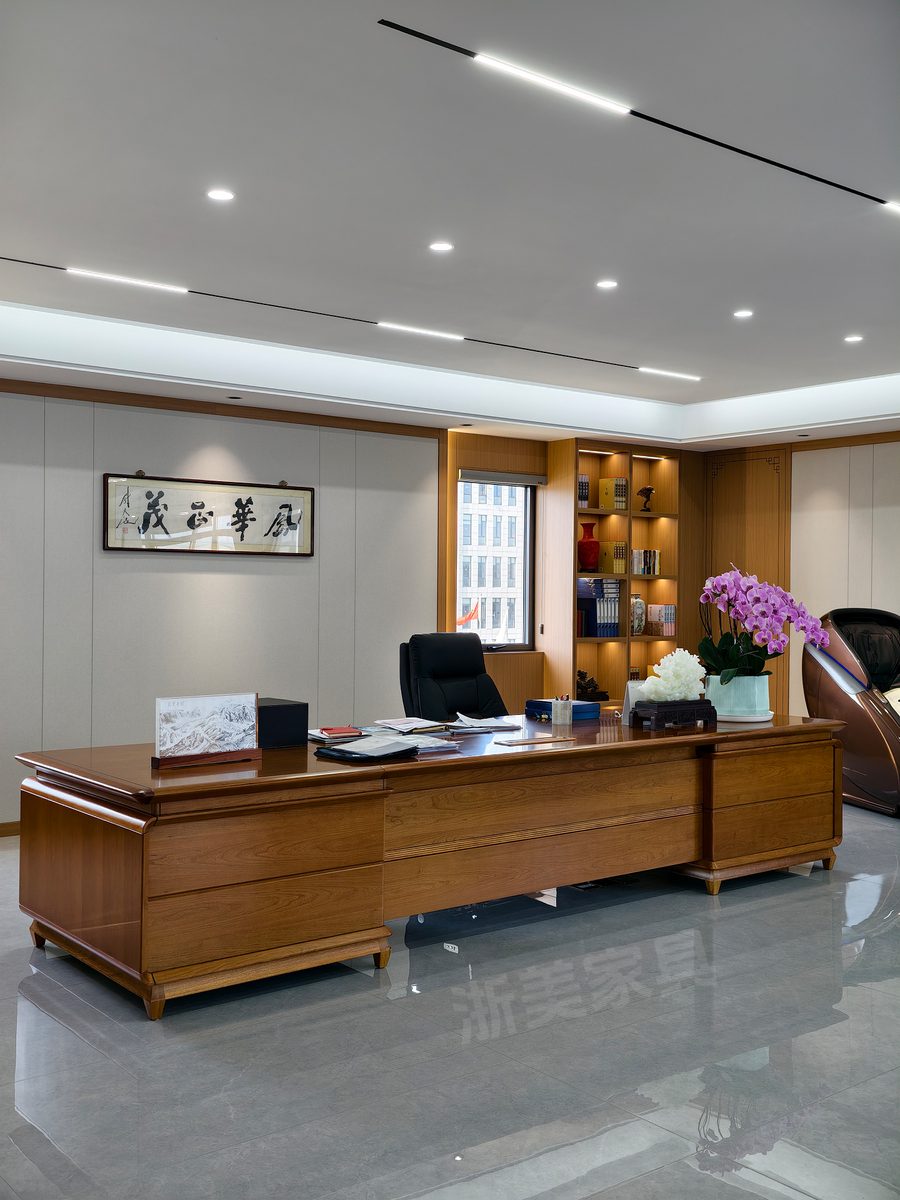 老总办公室：班台与书法挂画