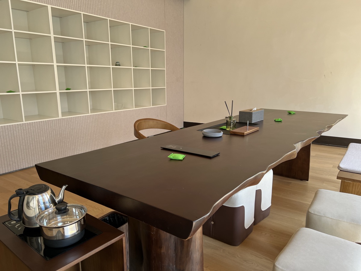 茶水区:深色茶台配小凳