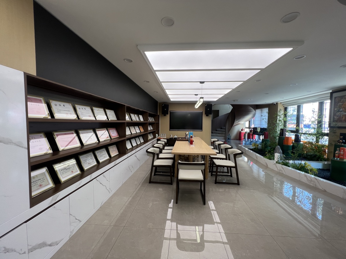 品鉴区:满墙荣誉展示架与长条品鉴桌
