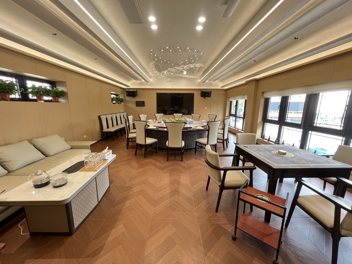 大厅全景：沙发区与棋牌区