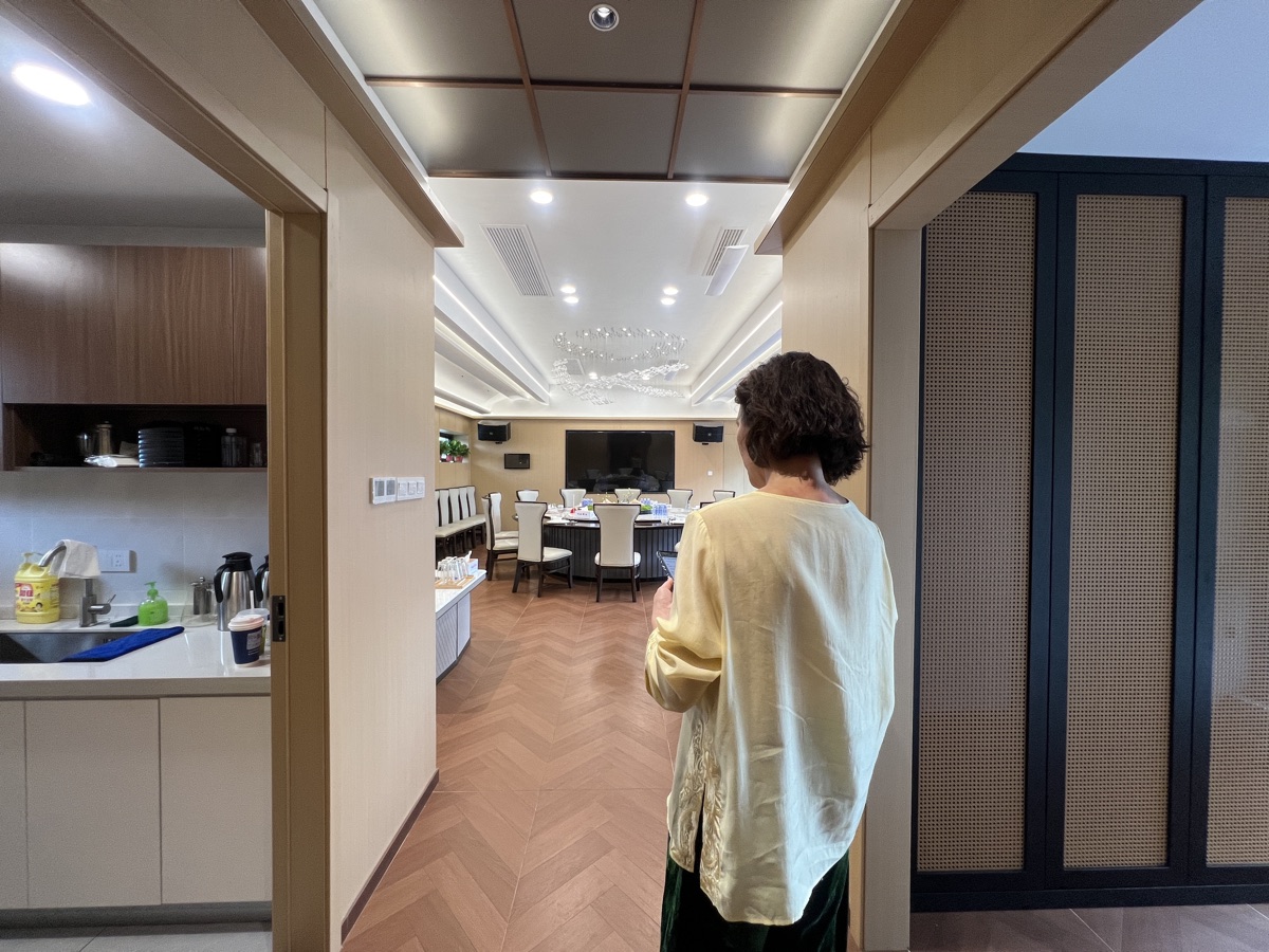 走廊纵深与屏风隔断